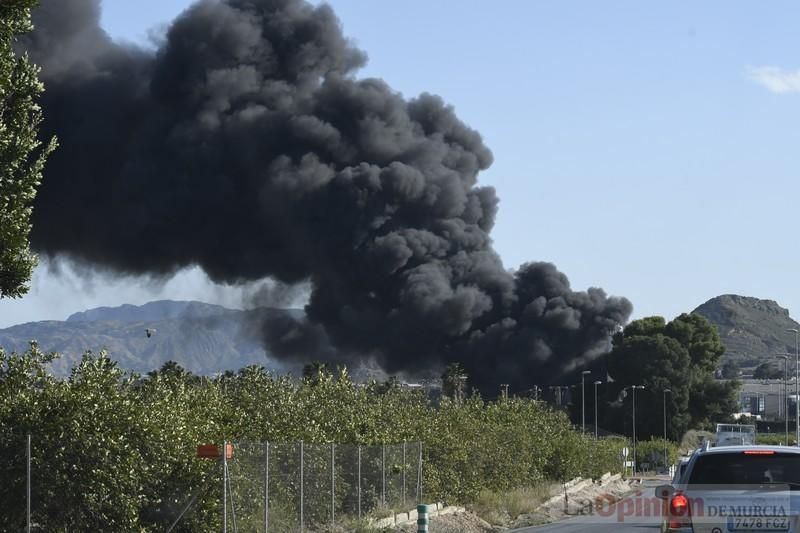 Imponentes llamas devoran una nave en Santomera