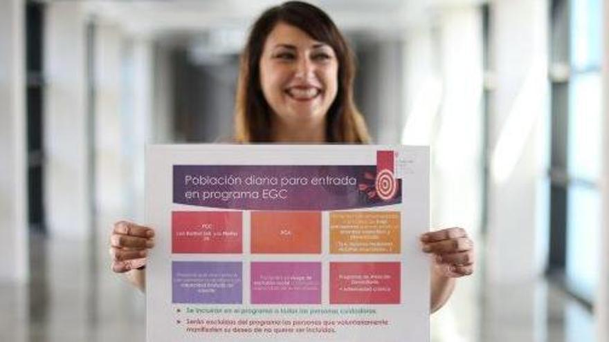 Eva Moreno, con uno de los carteles informativos que han diseñado