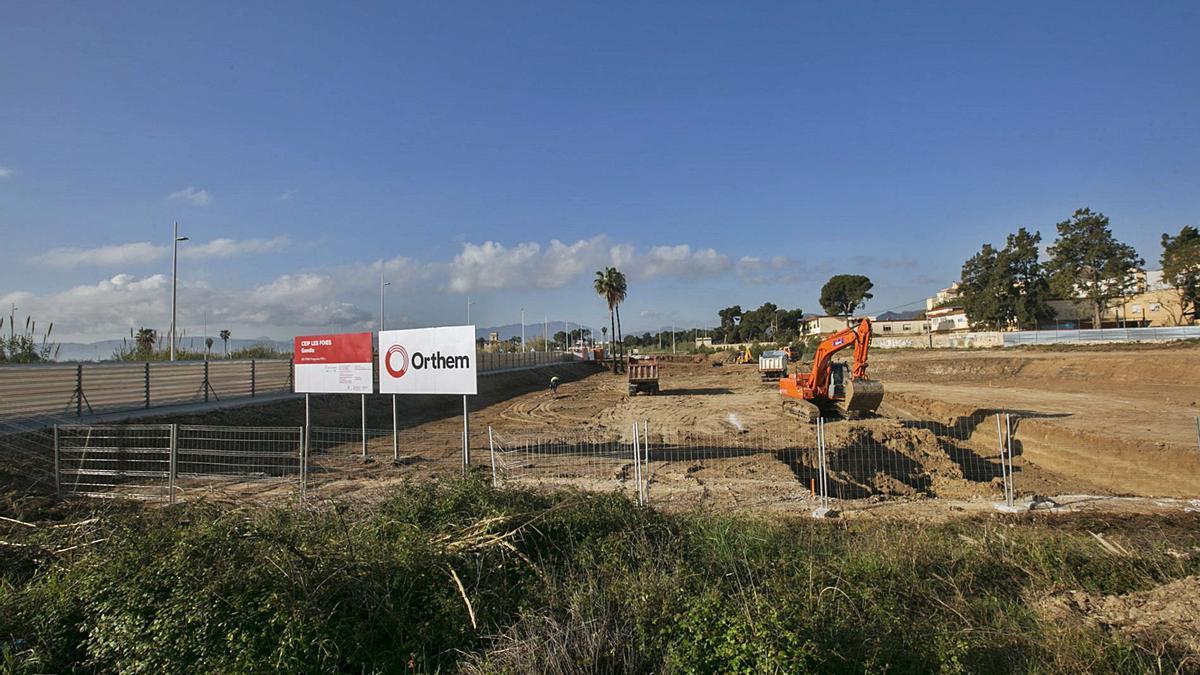 Las máquinas ya trabajan en la parcela cedida por el ayuntamiento para la construcción del edificio Les Foies. | ÀLEX OLTRA