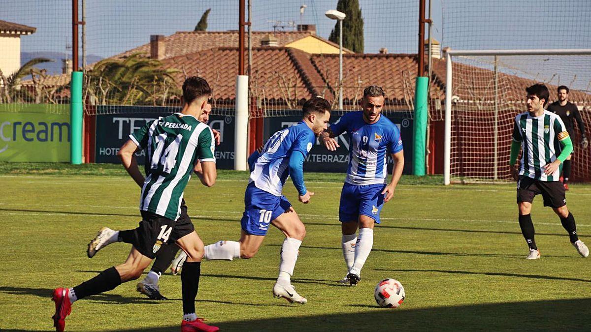 Carles Coto, en acció durant el derbi contra el Peralada.