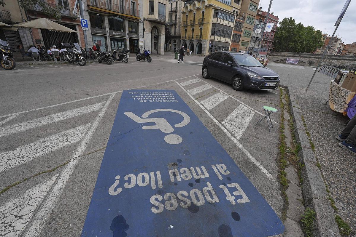 Un aparcament per a persones amb mobilitat reduïda a la plaça Catalunya.