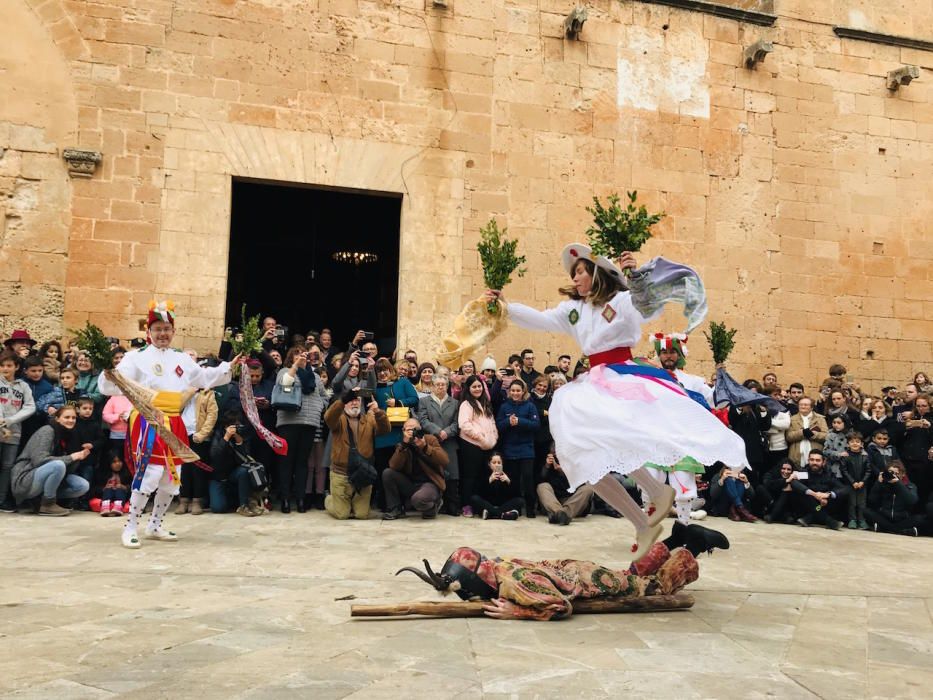 Los Cossiers de Algaida honran al patrón Sant Honorat