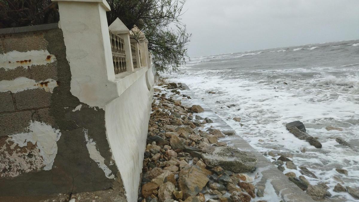 La playa perdida del Blay Beach: no queda ni un centímetro de arena y el mar golpea contra los muros de primera línea