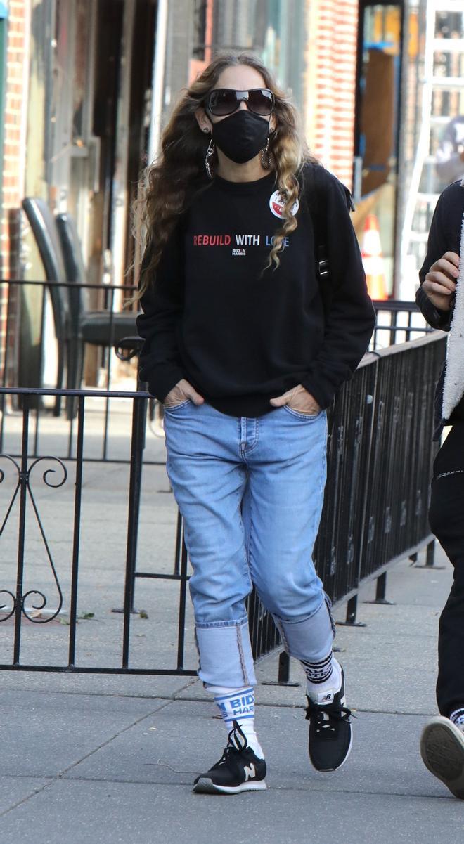 Sarah Jessica Parker con pantalones vaqueros doblados y calcetines altos
