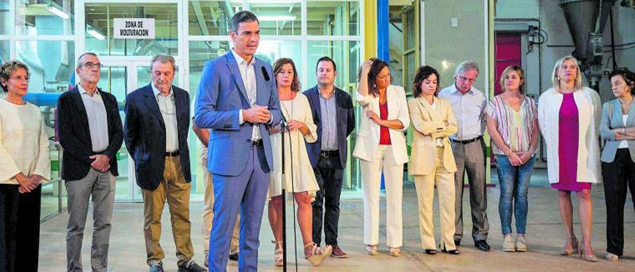 Pedro Sánchez, junto a Armengol y el resto de autoridades, en las instalaciones de la empresa Carob del polígono de Marratxí. | GUILLEM BOSCH