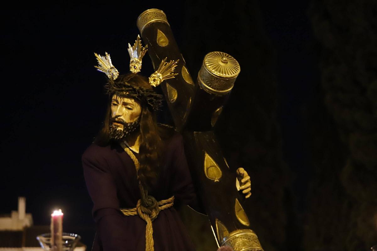 Los vía crucis del Viernes de Dolores en Córdoba, en imágenes