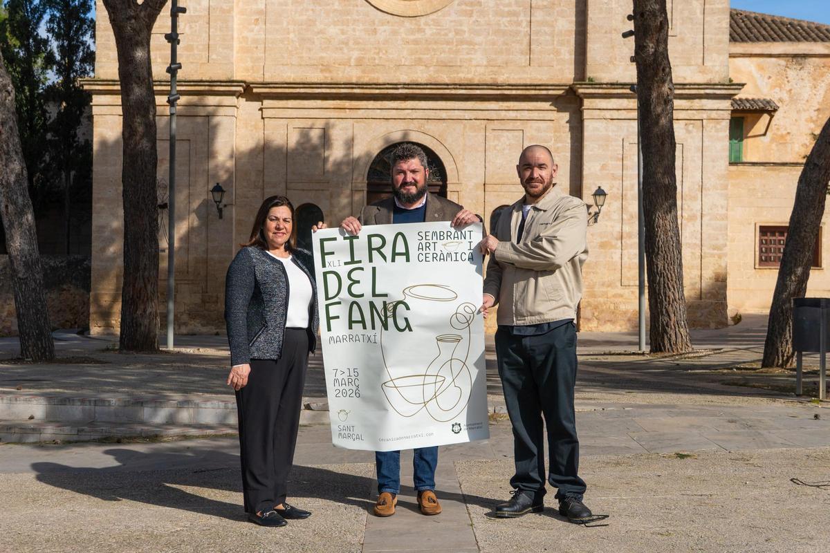 Las autoridades municipales sostienen el cartel de la Fira del Fang de este año.