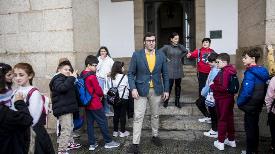 El instituto Alba Plata visita el Ayuntamiento de Cáceres