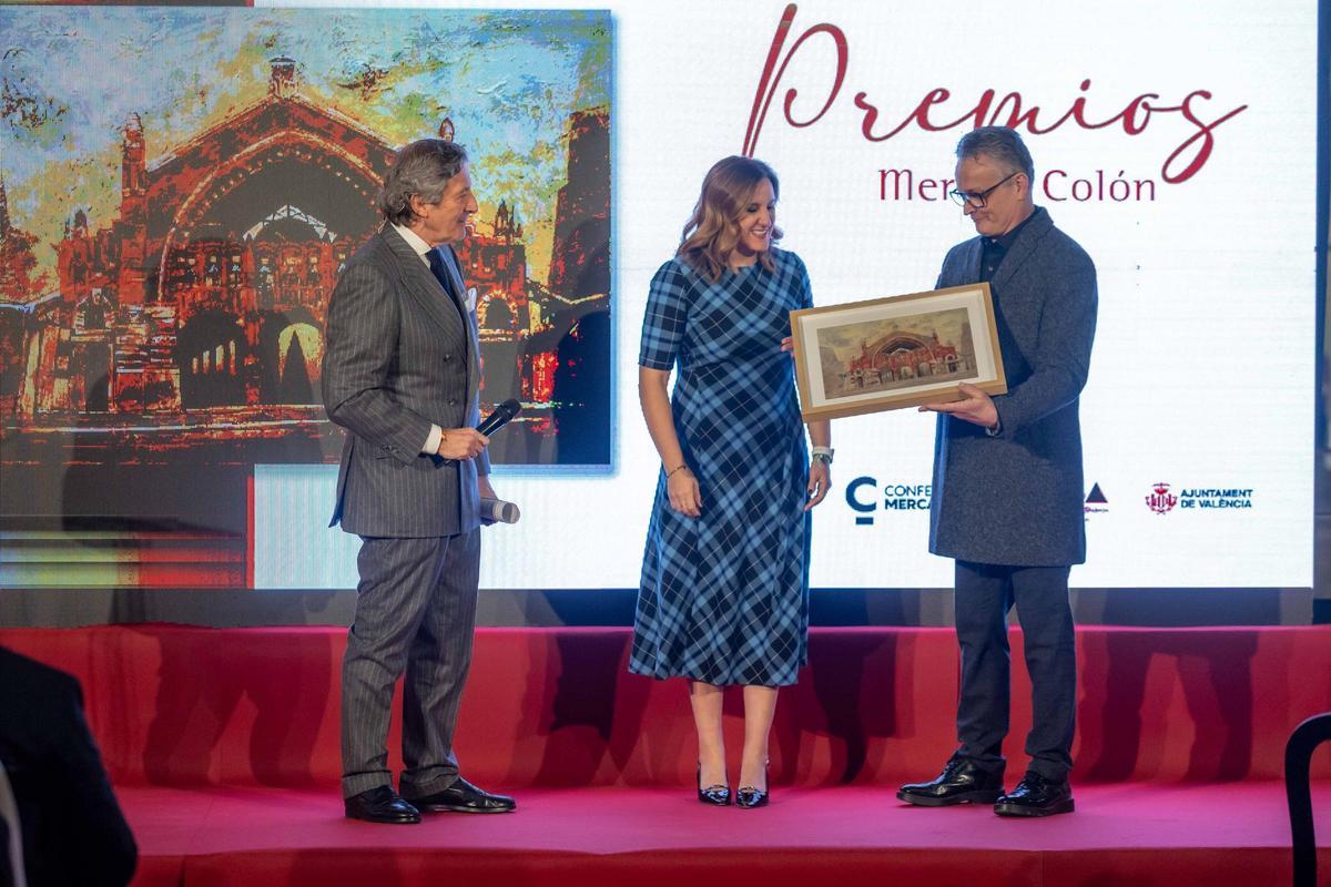 José Manuel Manglano entrega la mención especial a la alcaldesa con el presentador Jesús Álvarez.