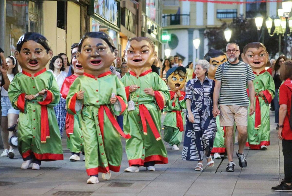 Las peñas preparadas para el desfile de la jornada inaugural de peñas. |