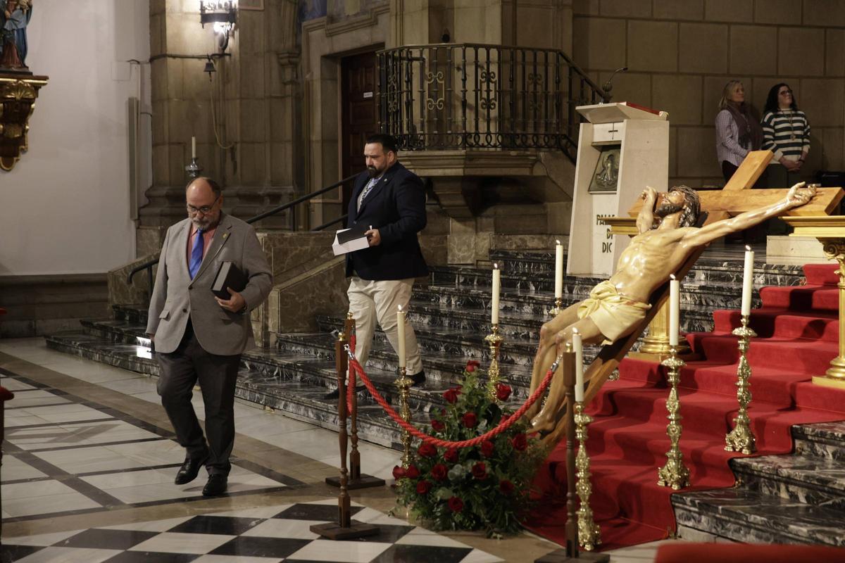 La Hermandad de la Vera Cruz recibe al Santo Cristo de la Misericordia como nuevo titular (en imágenes)