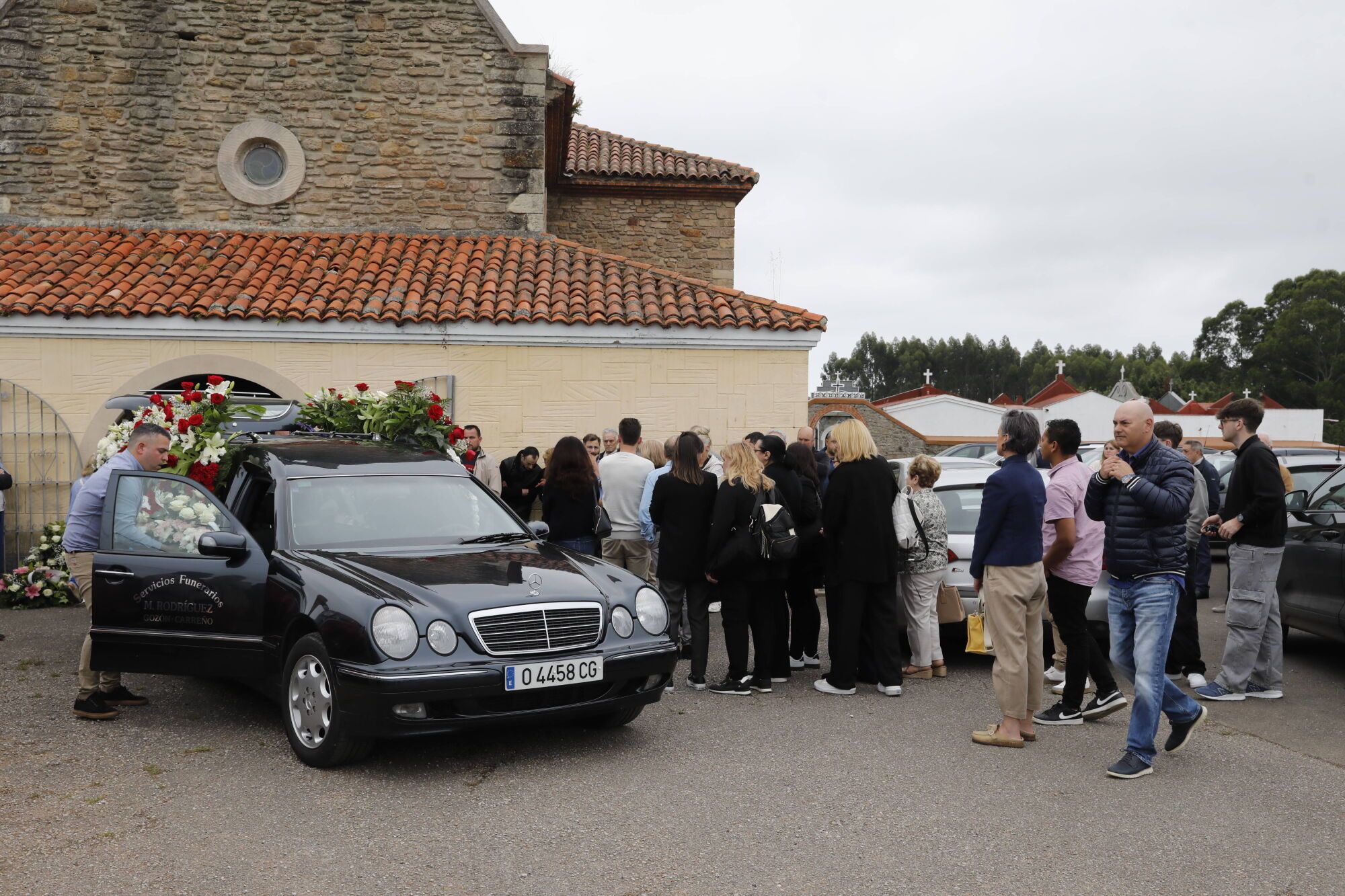 EN IMÁGENES: Funeral en Gozón por Pablo González Artime, uno de los fallecidos en el accidente de la nave ganadera de Coaña