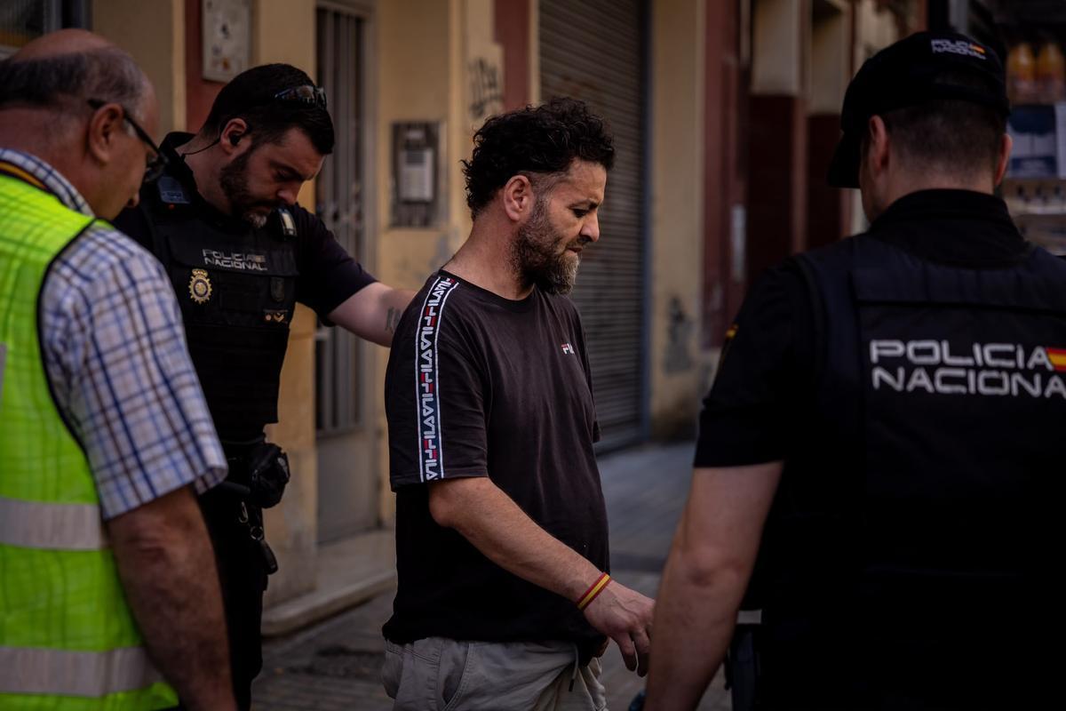 En imágenes | Un okupa acaba en el hospital tras una pelea en la calle Obispo Tajón de Zaragoza En imágenes | Un okupa acaba en el hospital tras una pelea en la calle Obispo Tajón de Zaragoza
