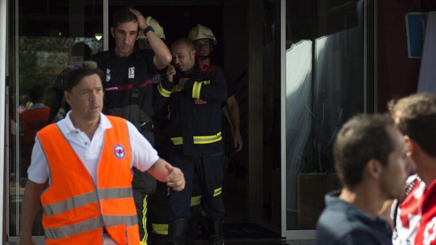 Efectivos de los Bomberos salen ayer del hotel.