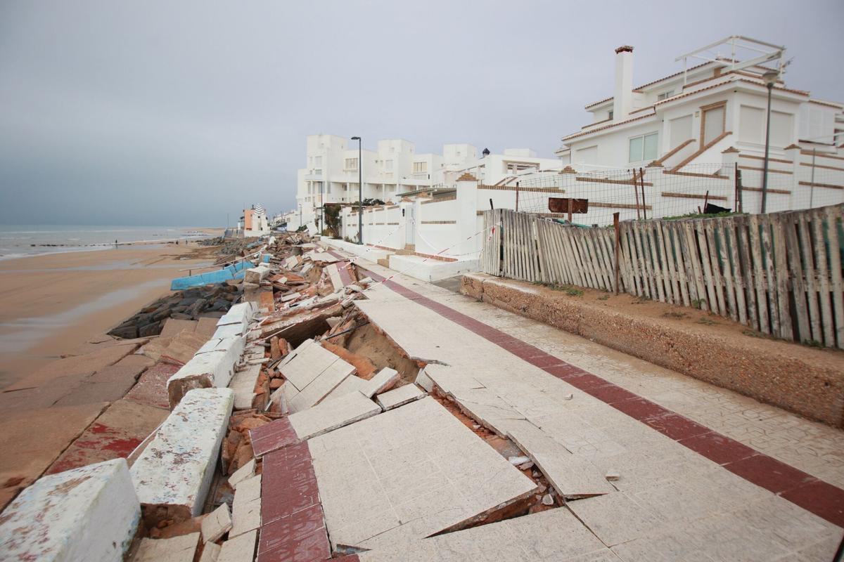 07/01/2026 Imagen de los graves daños ocasionados por el pasado temporal que barrió Matalascañas (Huelva). A 7 de enero de 2026, en Matalascañas, Huelva (Andalucía, España). El alcalde de Almonte (Huelva), Francisco Bella, ha convocado reuniones "urgentes" con la Subdelegación del Gobierno, representada por María José Rico, la Dirección General de Costas, encabezada por Gabriel Cuena, y la Junta de Andalucía, representada por el delegado en Huelva, José Manuel Correa, así como con la secretaria general provincial de la Delegación de Sostenibilidad y Medio Ambiente en Huelva, Patricia Barrera, con el objetivo de analizar los daños causados por la borrasca Francis, coordinar actuaciones y avanzar en soluciones inmediatas para la recuperación de Matalascañas. POLITICA Rocío Ruz - Europa Press
