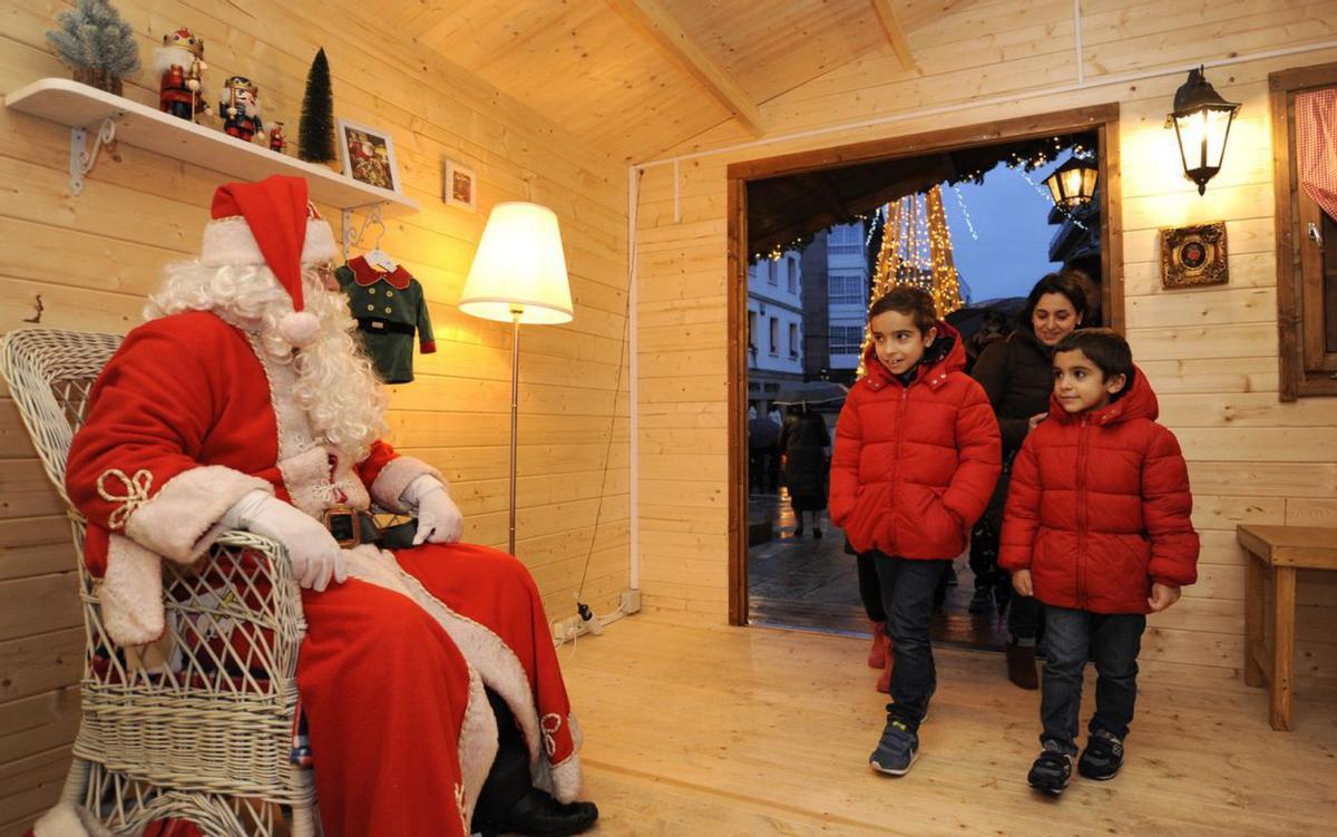 Papa Noel recibe a dos niños, en la Aldea de Nadal que lleva su nombre.   | // BERNABÉ/J. LALÍN