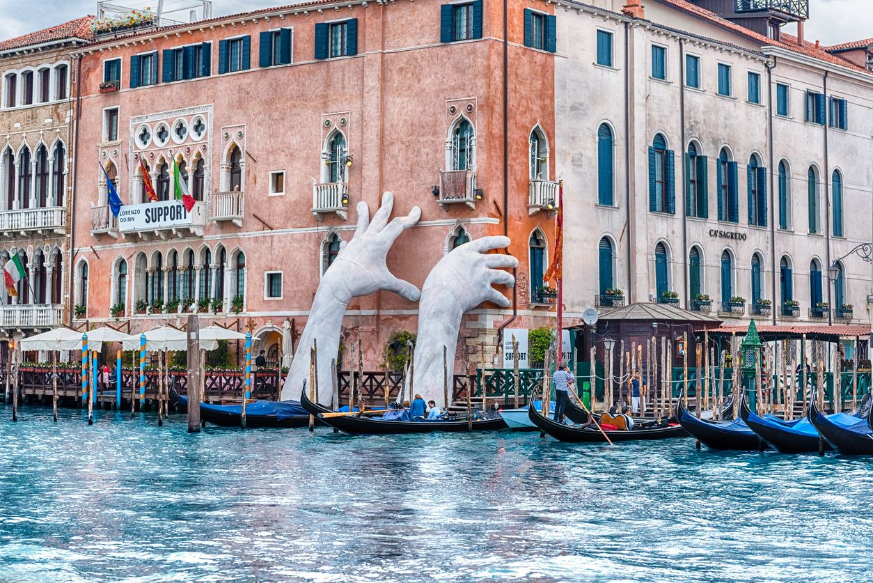 Manos de Venecia, por Lorenzo Quinn