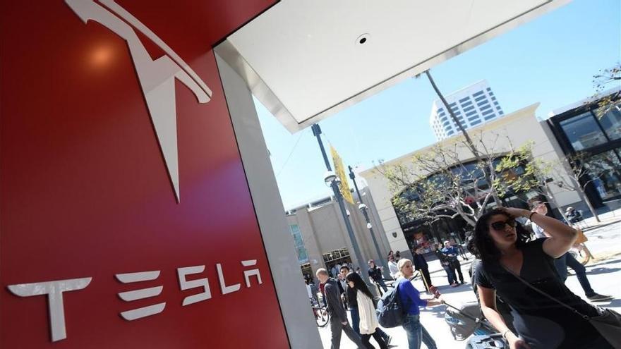 Tesla pierde un 16% más pero sube en bolsa