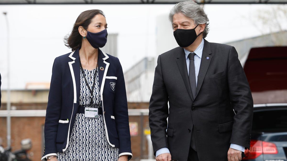 La ministra Reyes Maroto y el comisario Thierry Breton visitan la planta de Reig Jofre en Barcelona