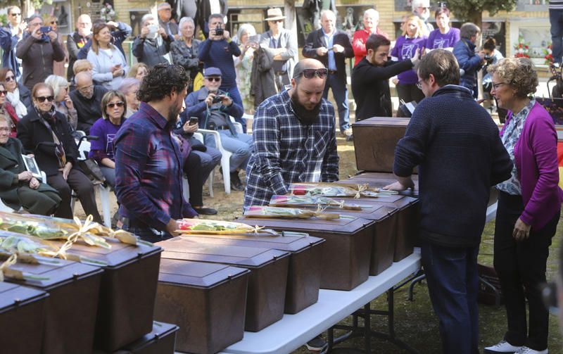 Entrega de los restos de los fusilados por el franquismo a sus familiares, en Paterna