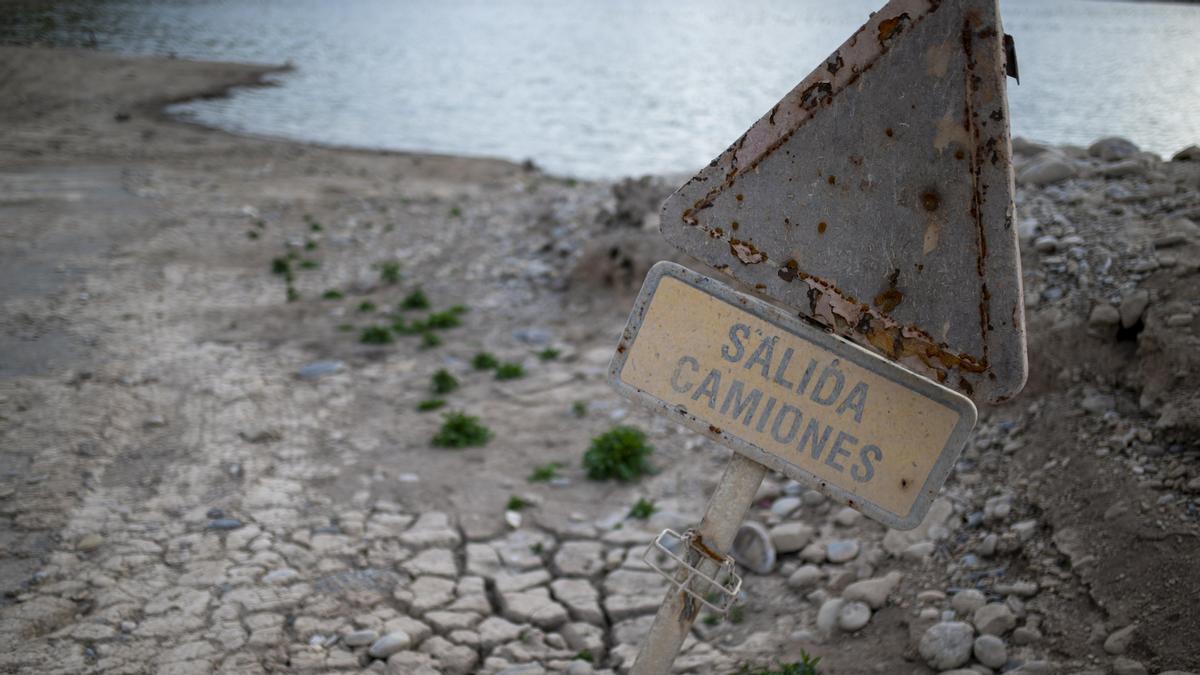Una señal emerge por la falta de agua en el embalse de Rialb, en Ponts, Lleida.