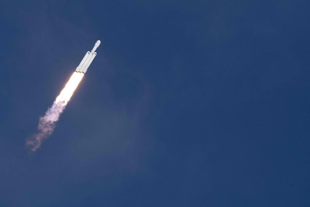 SpaceX lanza el cohete más poderoso del mundo rumbo a Marte