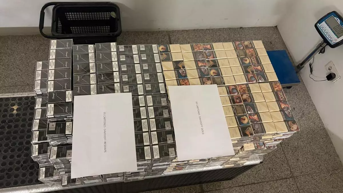 Intervienen casi 2.000 cajetillas de tabaco de contrabando a un pasajero en el aeropuerto de Palma