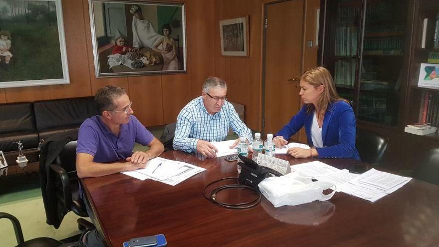 Lorenzo Rivera y Rubén Carretero durante la reunión con Clara San Damián