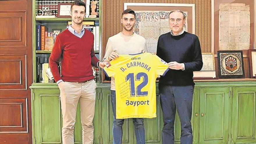 el futbolista palmeño david carmona entrega una camiseta de su equipo