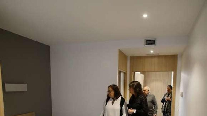 Natalia González y Saray Feito, directora del centro, ayer, durante su visita a los espacios de la residencia.