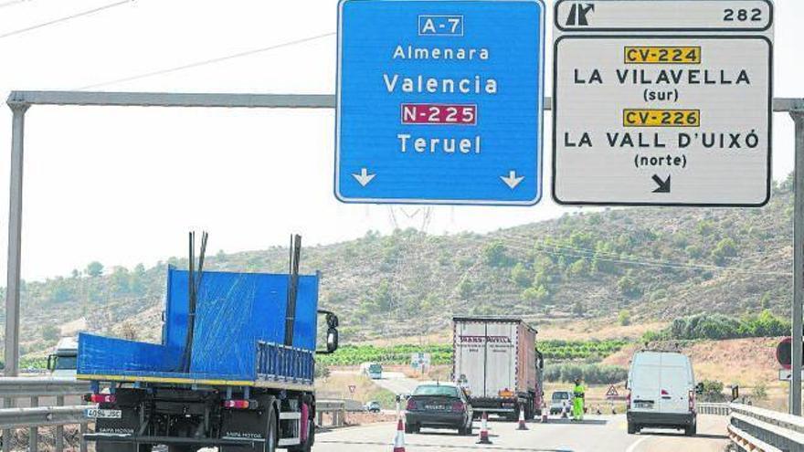 Fomento acortará dos meses las obras de la A7 pero descarta liberar la autopista