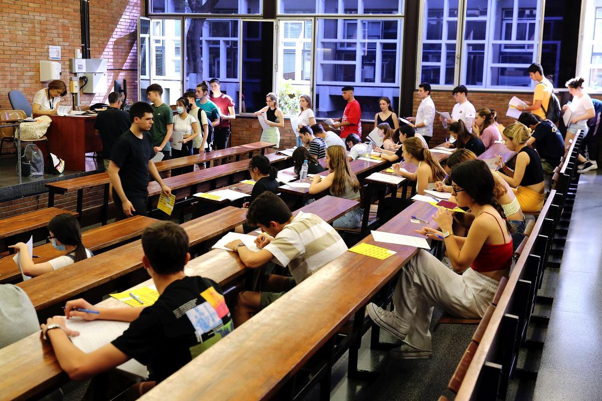 Los más de 40.000 estudiantes matriculados en las pruebas de acceso a la universidad (PAU) se examinaban, dentro de la fase general obligatoria, de Lengua y Literatura Castellana y de Lengua Extranjera. Facultat d’Economia i Empresa de la UB.