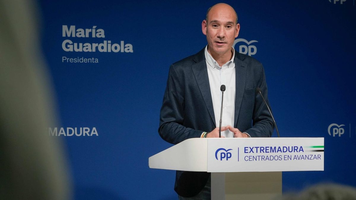 El portavoz del PP de Extremadura, José Ángel Sánchez Juliá, en rueda de prensa