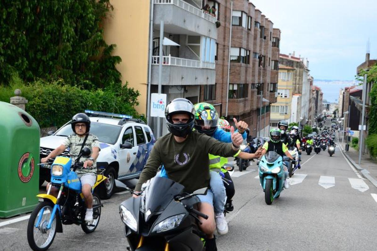 La multitudinaria comitiva, saliendo del centro urbano de Bueu para recorrer la comarca. |   // G.NÚÑEZ