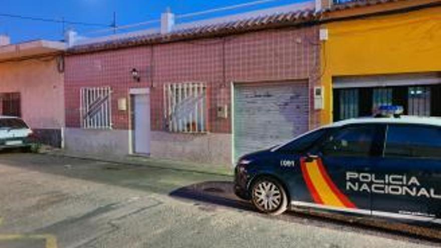 Un coche de la Policía, frente al domicilio donde se ha producido la detención.