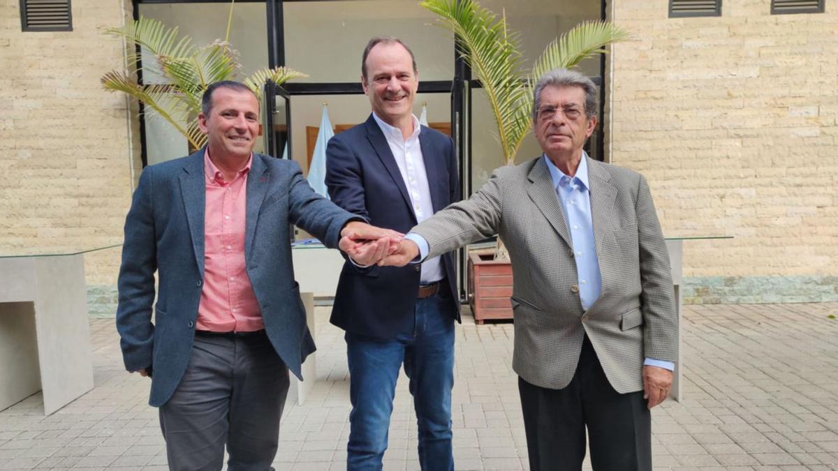 Alexis Bordón junto al alcalde de Agüimes, Óscar Hernández y Juan  Acosta, ayer. | | LP/DLP