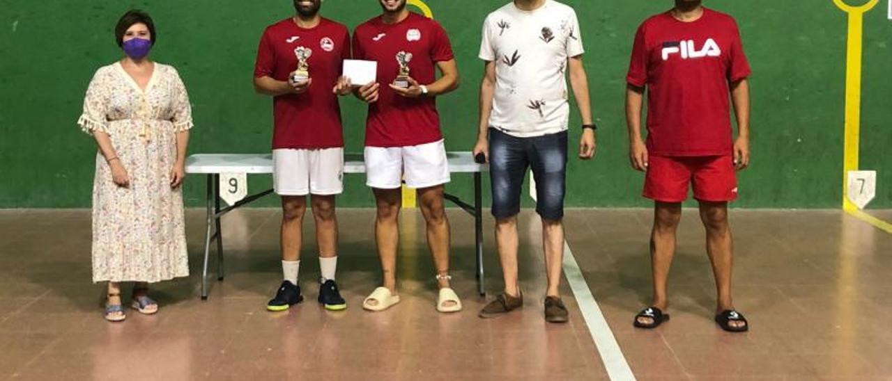 Fran y Andrés, ganadores del Trofeu, con el premio. | LEVANTE-EMV