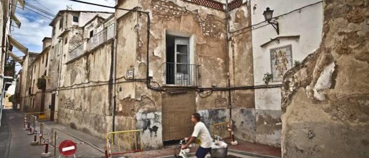 Las lluvias agravan la situación de ruina de una casa adosada a la muralla