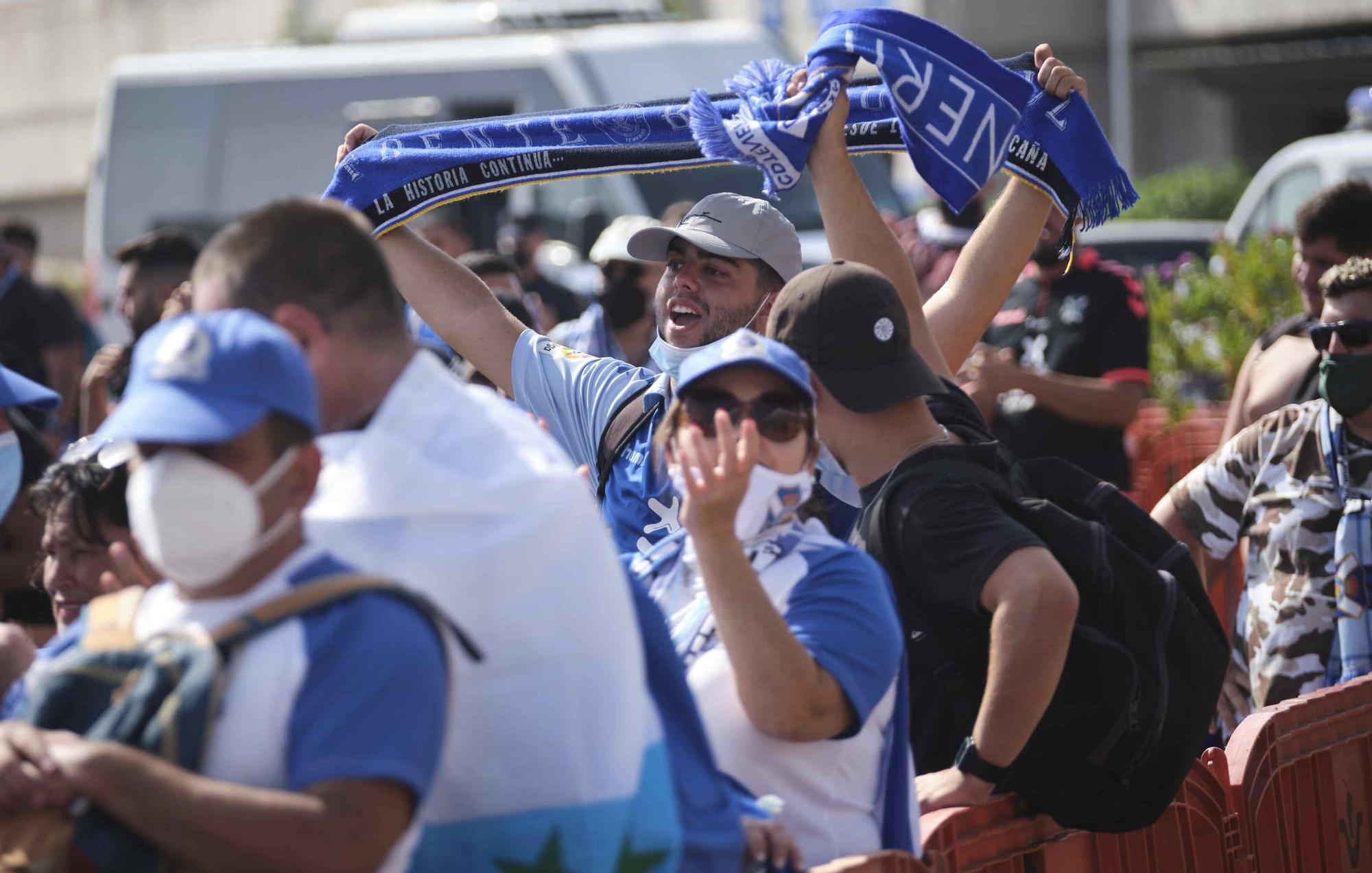 Aficionados del CD Tenerife, rumbo al derbi