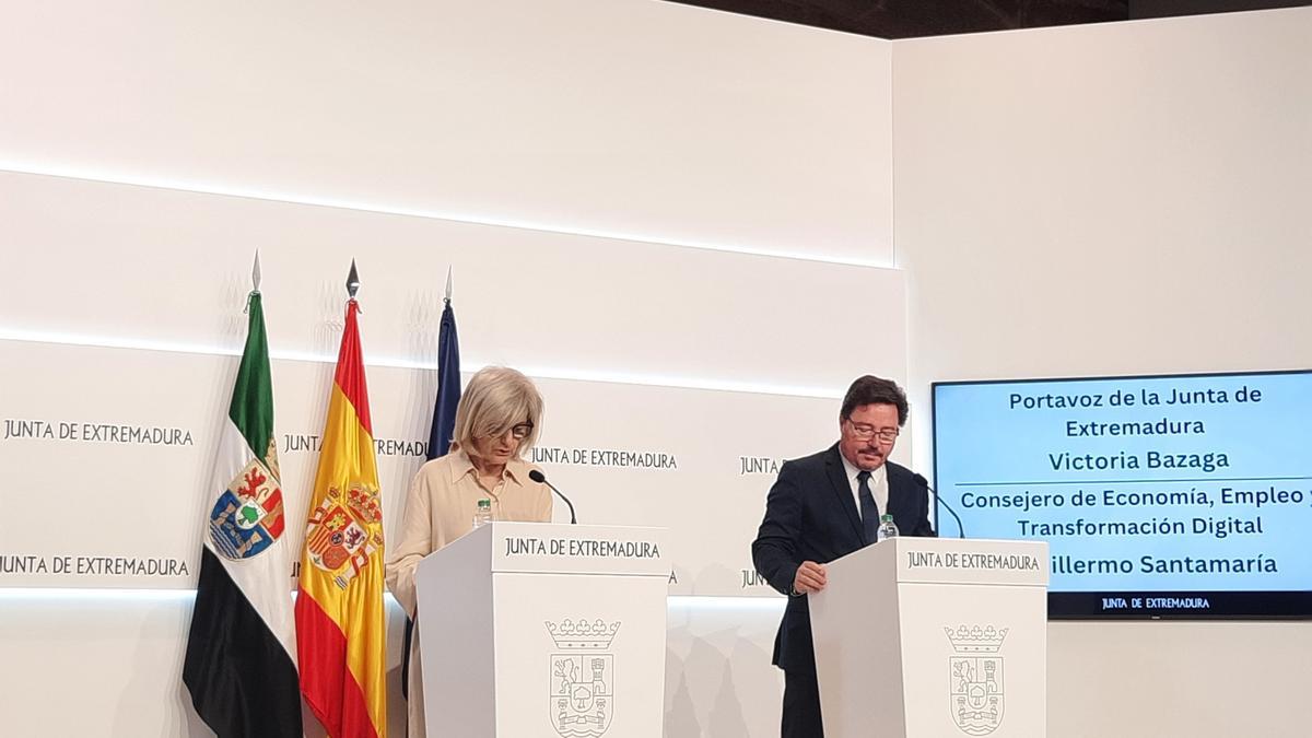 El consejero de Economía, Empleo y Transformación Digital, Guillermo Santamaría, y la portavoz de la Junta, Victoria Bazaga, en rueda de prensa.