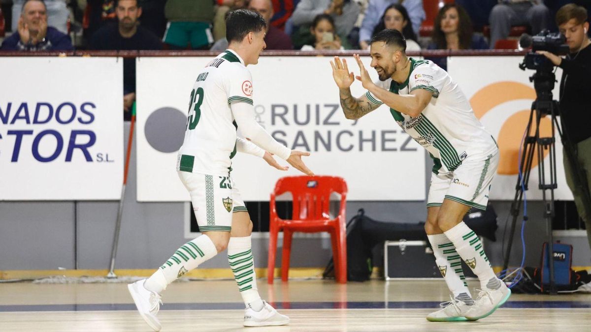 Murilo y Echavarría celebran un gol.