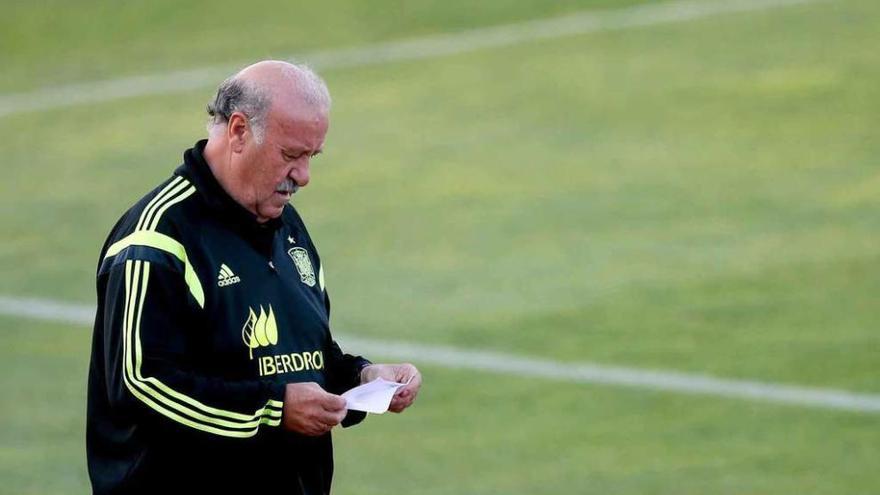 Vicente del Bosque en el entrenamiento celebrado ayer en Madrid.