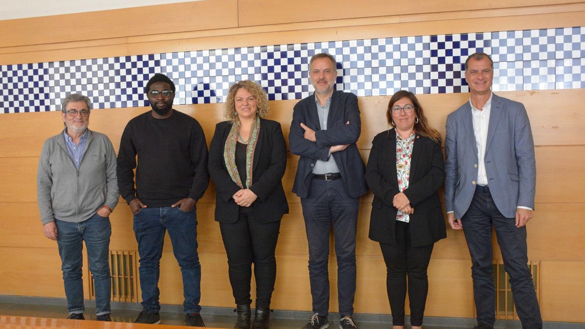 Foto de família de representants de les entitats i administracions implicades en la iniciativa contra la discriminació