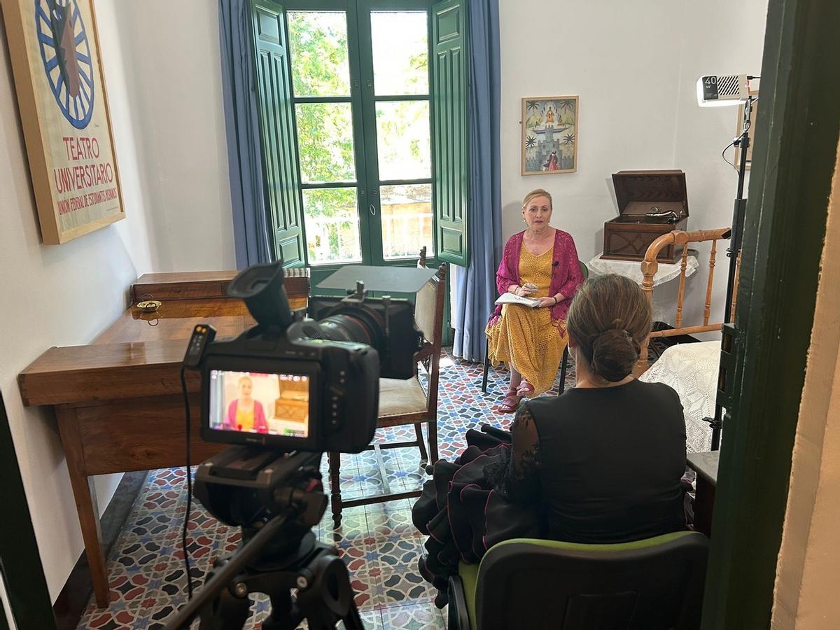 Sonia Murcia entrevista a Ana Dolors Penalva, profesora de caracterización en la ESAD, en el dormitorio de Lorca, en su casa de Huerta de San Vicente (Granada).