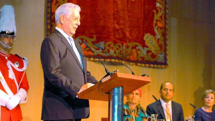 Vargas Llosa sella su &quot;fraternidad&quot; con la capital grancanaria