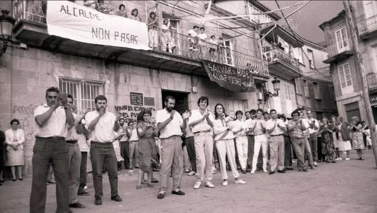 Foto do 1989 en Allariz coa revolta veciñal para protestar contra un delito medioambiental que matou un gran número de troitas no río. Este feito recupérase na novela gañadora do Premio Illa Nova de Galaxia e El Corte Inglés, "Dos afectos, o río".