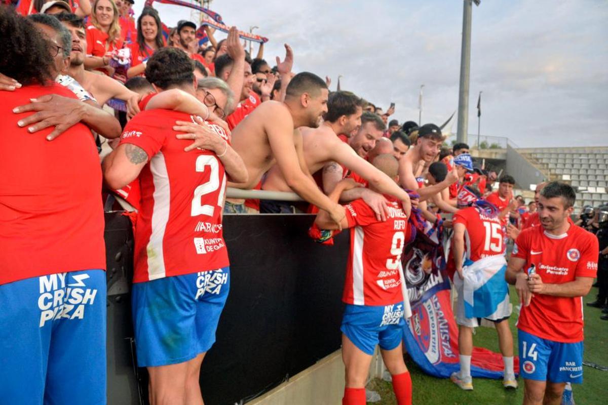 La UD Ourense asciende a Primera Federación: Cuenca y la Praza Maior se tiñen de rojo