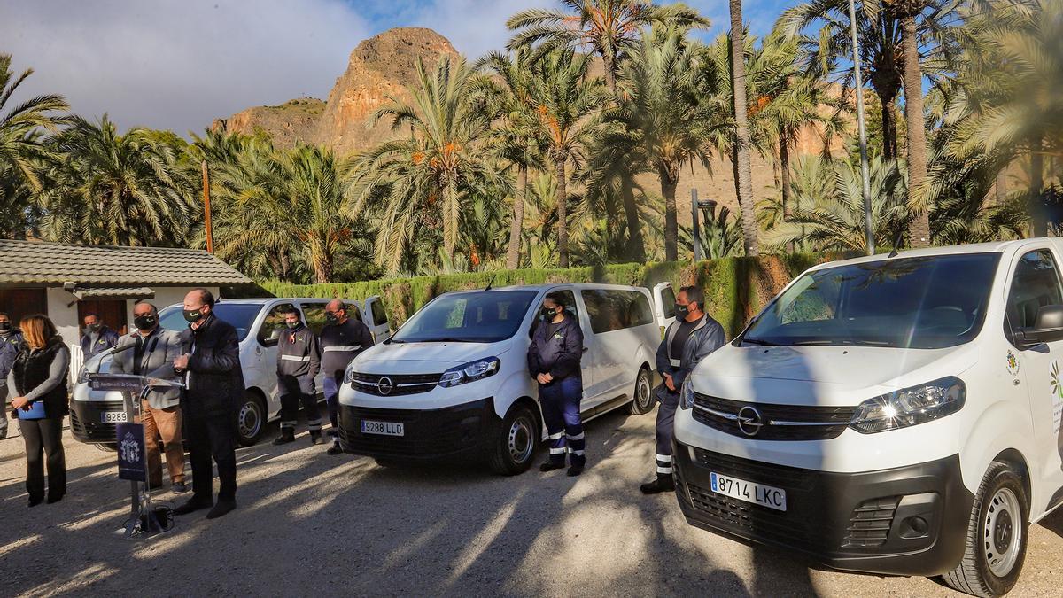 Las tres nuevas furgonetas presentadas hoy en las instalaciones de ILDO en El Palmeral de Orihuela