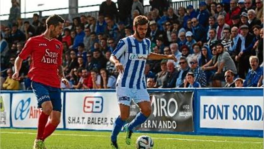 Òscar Sielva persegueix un jugador de l&#039;Atlètic Balears en una acció del partit d&#039;ahir a Son Malferit.