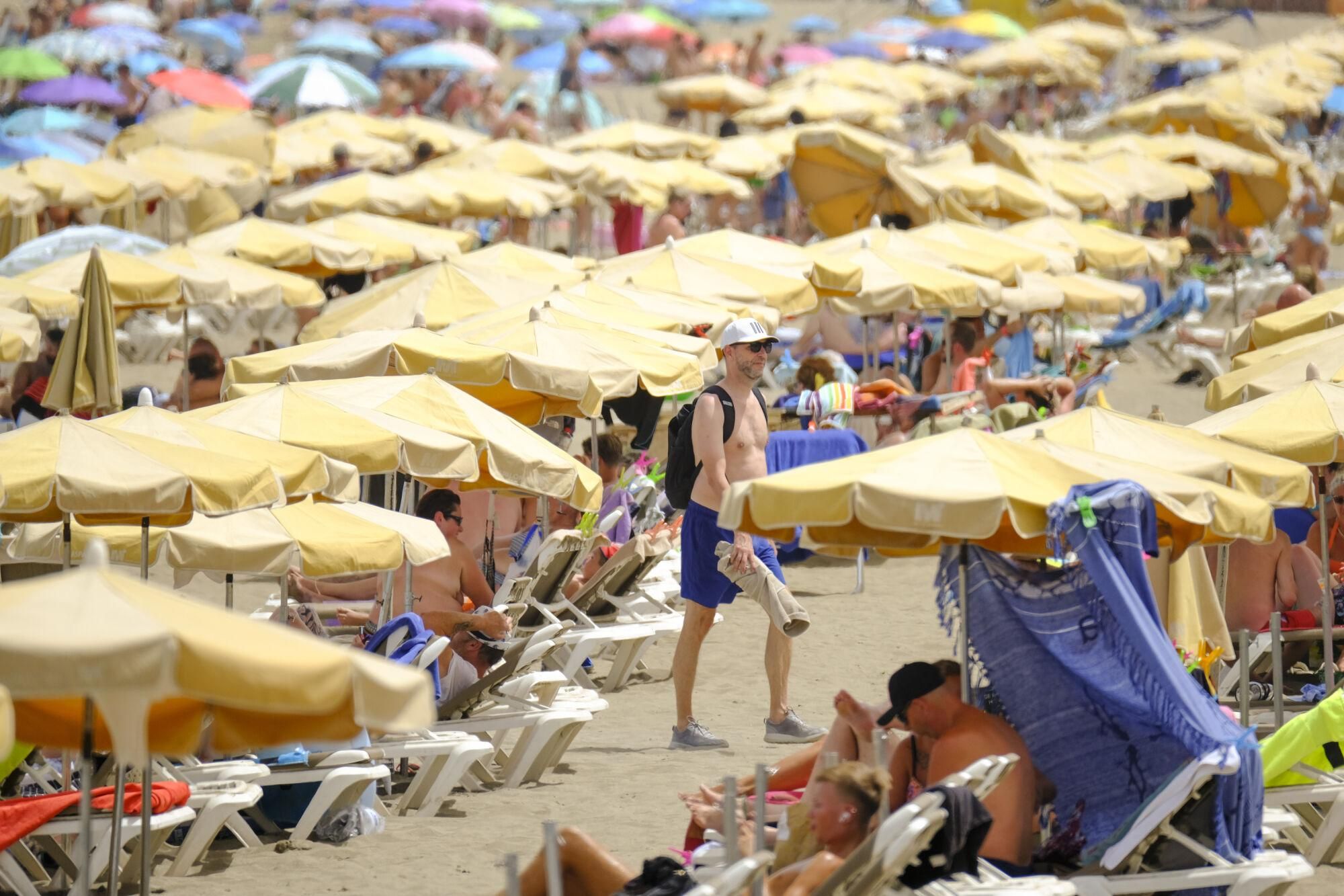 Jornada de fuerte calor en Playa del Inglés (17/07/25)